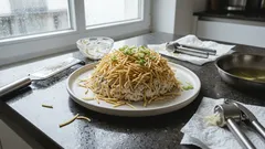 Ameisenhaufen-Salat: das Rezept mit knusprigem Kartoffelstroh als Buffet-Hingucker